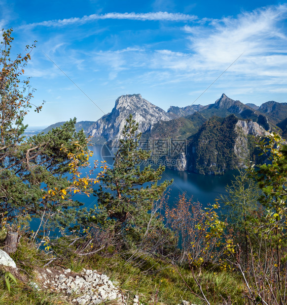 和平秋天阿尔卑斯山特劳恩西湖景图片