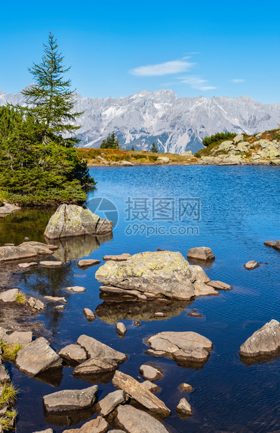温尼秋天风景和平的山林湖有清晰透明的水和反射斯皮耶尔或镜湖ReiteralmSteiermark奥地利图片