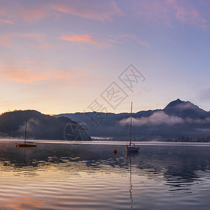 和平秋天阿尔卑斯山湖日出沃尔夫冈湖观上奥地利州圣沃尔夫冈图片