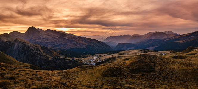 秋天傍晚意大利特伦托AlpineDolomites山景Lake或LaghettoBaitaSegantini的景象摄影旅行季节自图片