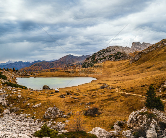 和平的瓦尔帕罗拉之路和湖景意大利贝卢诺图片之旅季节和自然美貌概念场景图片