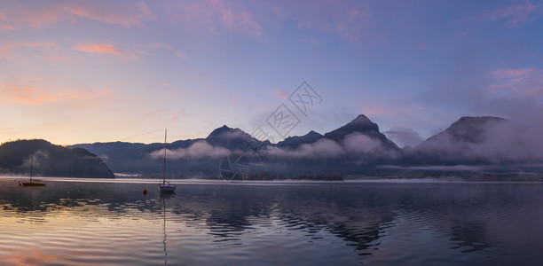 和平秋天阿尔卑斯山湖日出沃尔夫冈湖观上奥地利州圣沃尔夫冈图片