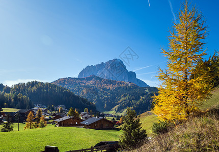 秋天阿尔卑斯山景意大利苏斯蒂罗尔Groden的沃尔肯斯坦附近的和平景象SelvadiValGardana图片穿梭季节自然和农村美图片