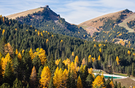 秋天高山多洛米景意大利苏斯蒂罗尔花园和塞拉山口附近的和平景象摄影旅行季节自然和农村美貌概念场景图片