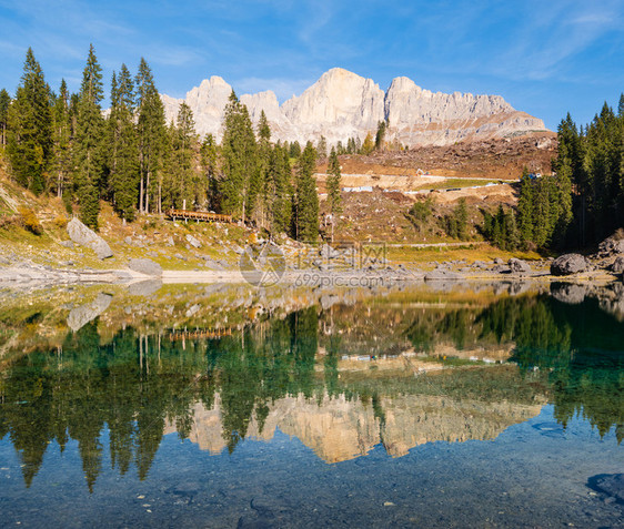 阳光多彩的秋天高山洛米景意大利苏格罗Karersee或LagodiCarezza视图片穿梭季节自然和乡村美容概念场景图片