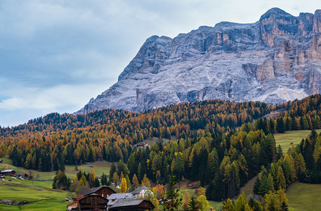 太阳般多彩的秋天高山洛米特岩景意大利苏斯蒂罗尔高山路的和平景象图片穿梭季节自然和农村美貌概念场景图片