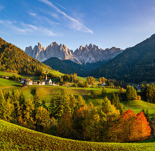 秋天的傍晚著名的意大利圣马格达莱纳白云石村在盖斯勒或奥德尔白云石山前的岩石景观风景旅游与乡村美概念背景图片