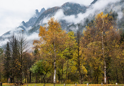 风云和雾的秋天高山景点奥地利LienzerDolomiten阿尔卑斯山和平景象旅行季节自然和农村美貌概念场景图片