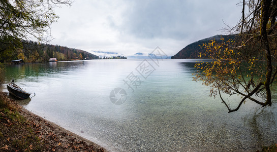 高山秋天横扫雨晚上华肯西湖风景科切尔巴伐利亚德国图片