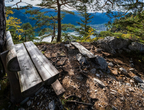 和平秋天的阿尔卑斯山特劳恩西湖和Ebensee镇风景图片