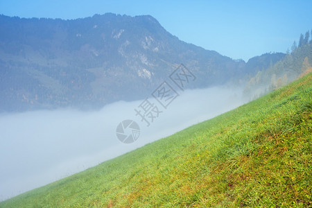 从多夫加斯坦到帕萨肯湖的徒步路上奥地利萨尔茨堡图象式徒步和季节概念场景图片