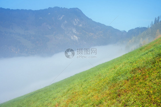 从多夫加斯坦到帕萨肯湖的徒步路上奥地利萨尔茨堡图象式徒步和季节概念场景图片