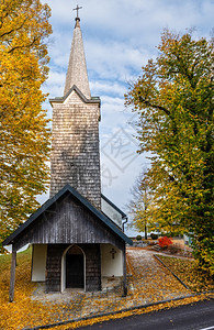 秋季克伦伯格卡佩尔教堂彩色视图建于18701885年斯特劳斯imAttergau上奥地利图片