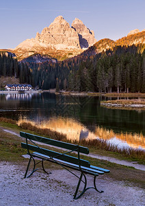 Misurina湖和Lavaredo三峰TreCimediLavaredo意大利多洛米特人秋夜附近的座椅人们无法辨认照片穿梭季节图片