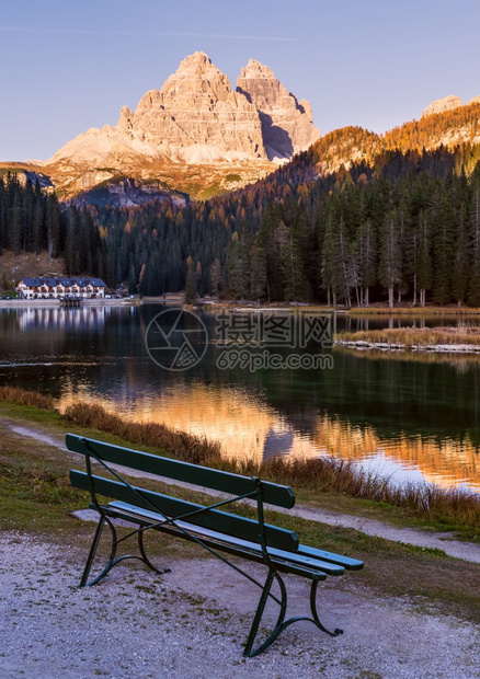 Misurina湖和Lavaredo三峰TreCimediLavaredo意大利多洛米特人秋夜附近的座椅人们无法辨认照片穿梭季节图片