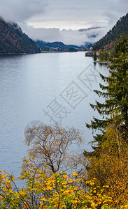 阿尔卑斯州蒂罗奥地利山高秋天湖Achensee摄影旅行季节和自然美景概念场图片