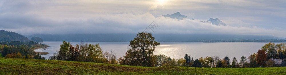 阿尔卑斯山丘湖蒙德西Mondsee雾从上奥地利州萨尔兹卡默古特蒙德西梯田的自动角拉斯特尔塔RaststationMondsee美图片