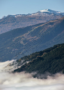 从多夫加斯坦到帕阿尔肯湖的徒步路上奥地利萨尔茨堡州阿普斯view和平迷雾的早晨阿尔普斯维尤照片式的徒步旅行和季节概念场景图片