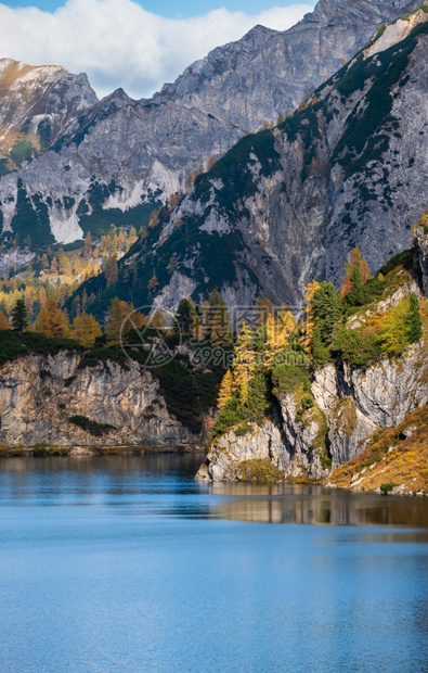 奥地利克莱纳尔州萨茨堡克莱纳市上方的山峰湖和岩石脉照片式徒步旅行季节和自然美貌概念场景图片