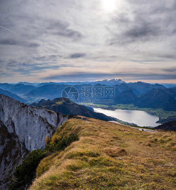 阿尔卑斯山湖从沙夫贝格的角度观察萨尔兹卡默古特上奥地利美丽的旅行徒步季节和自然美貌概念场景图片