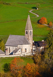 圣马格达莱纳SantaMagdalena著名的意大利多洛米人山村教堂观建设于十八世纪完成图片穿梭季节和乡村美观概念图片