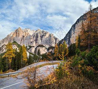 阿尔卑斯山景和平的瓦尔帕罗拉过道意大利贝卢诺摄影旅行季节和自然美景概念场图片