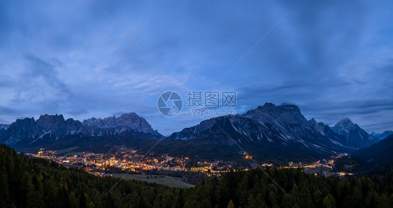 秋夜Cortinadrsquo安佩佐阿尔卑斯白云石山镇贝卢诺意大利风景如画的旅游和乡村美景的概念场景图片