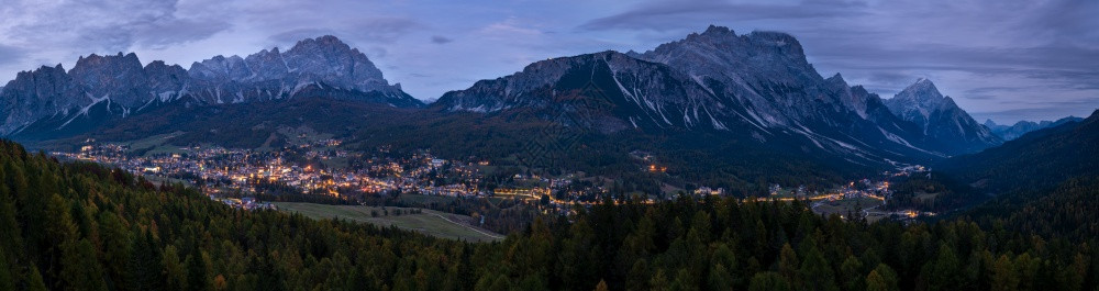 秋夜Cortinadrsquo安佩佐阿尔卑斯白云石山镇贝卢诺意大利风景如画的旅游和乡村美景的概念场景图片