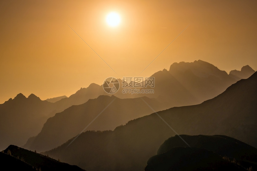 夜晚的昏暗天空和山丘环影中太阳发光从GiauPass和平地看气候环境和旅行概念场景图片