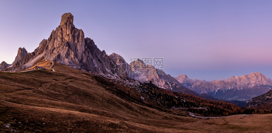 意大利Dolomites山前方的RaGusela岩石GiauPass的夜幕全景图象化气候环境和天概念的空背景汽车模型无法辨认图片