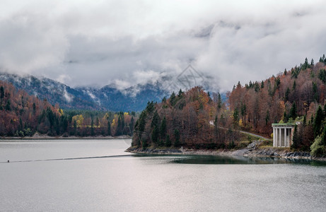 AlpineSylvensteinStausee湖位于德国巴伐利亚的伊萨河上秋天横扫雾和细雨日图片穿梭季节天气和自然美景概念场图片