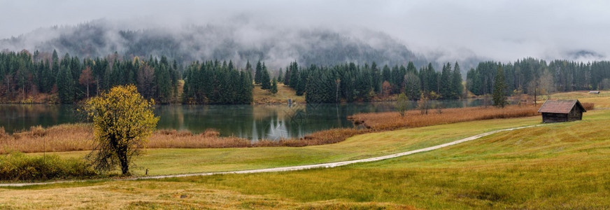 AlpineLakeGeroldee或WagenbruuchseeBavaria德国巴伐利亚秋天雾和细雨的一天图片穿梭季节天气农图片