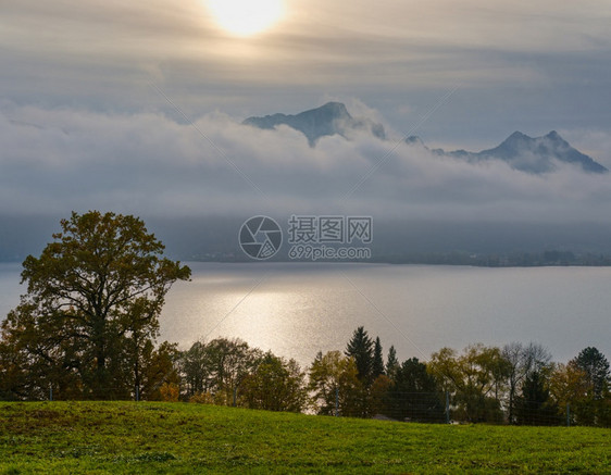 阿尔卑斯山丘湖蒙德西Mondsee雾从上奥地利州萨尔兹卡默古特蒙德西梯田的自动角拉斯特尔塔RaststationMondsee美图片