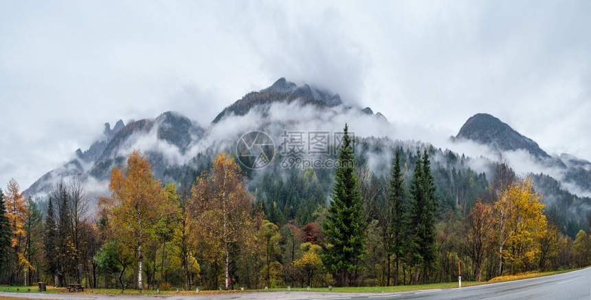 风云和雾的秋天高山景点奥地利LienzerDolomiten阿尔卑斯山和平景象旅行季节自然和农村美貌概念场景图片