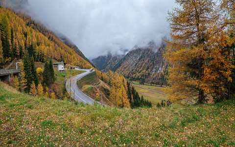 宁静的秋天阿尔卑斯山乡村多云阴景费尔伯托恩大街高山路奥地利奥斯特提罗的马特里图片