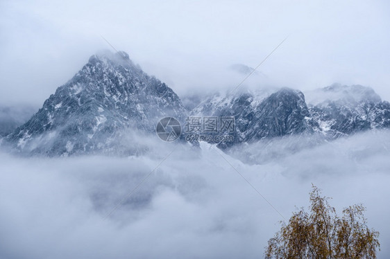 横扫秋天高山风景通过雾云覆盖山上硅片气候环境和天概念的空背景图片