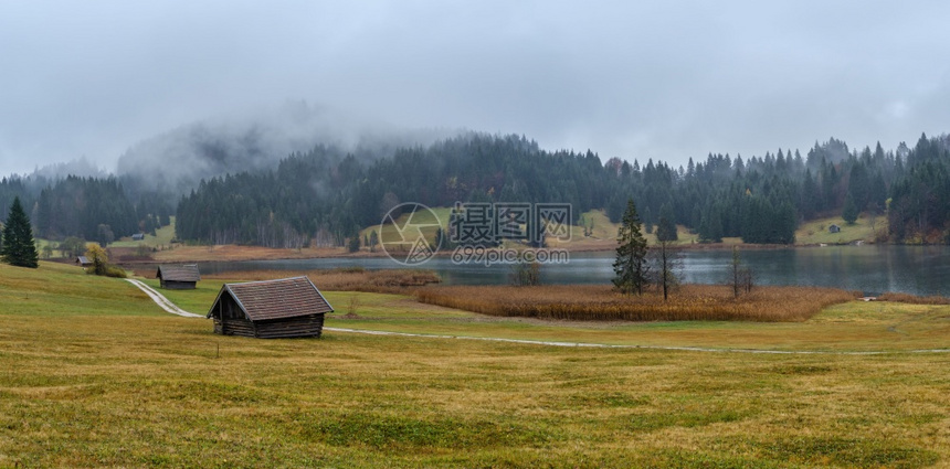 AlpineLakeGeroldee或WagenbruuchseeBavaria德国巴伐利亚秋天雾和细雨的一天图片穿梭季节天气农图片