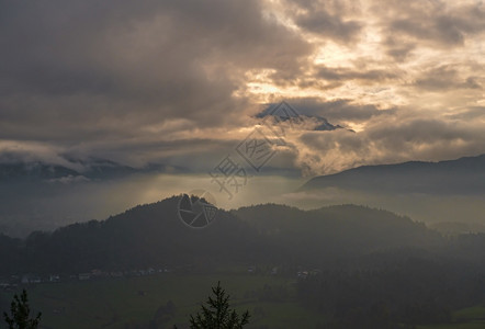 Berchtestesgadener陆地和Watzmann山的环形碎片从Marxenhohe观点的反光云化看德国巴伐利亚预产物图片