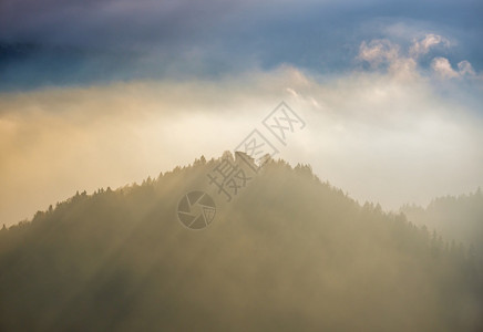 Berchtestesgadener陆地和Watzmann山的环形碎片从Marxenhohe观点的反光云化看德国巴伐利亚预产物图片