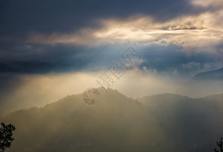 Berchtestesgadener陆地和Watzmann山的环形碎片从Marxenhohe观点的反光云化看德国巴伐利亚预产物图片