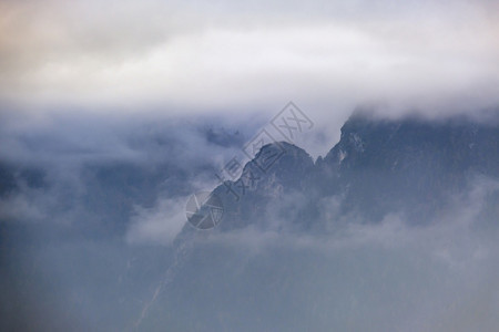 横扫秋天高山风景通过雾云覆盖山上硅片气候环境和天概念的空背景图片