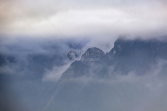 横扫秋天高山风景通过雾云覆盖山上硅片气候环境和天概念的空背景图片