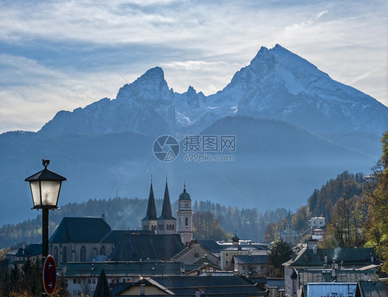 巴伐利亚著名的Berchtestesgaden镇和Watzmann山光线下环绕的状线德国图片