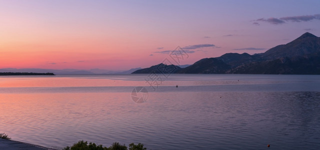 黑山Skadar湖夏季日出全景图片