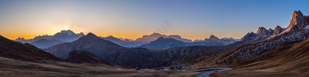 意大利多洛米山脉和平观来自GiauPass气候环境和旅行概念场景图片