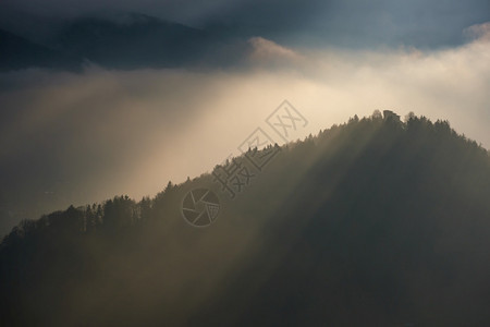 Berchtestesgadener陆地和Watzmann山的环形碎片从Marxenhohe观点的反光云化看德国巴伐利亚预产物图片