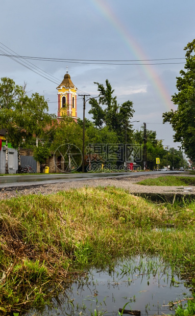 雨和桨塞尔维亚村过后夜空彩虹图片