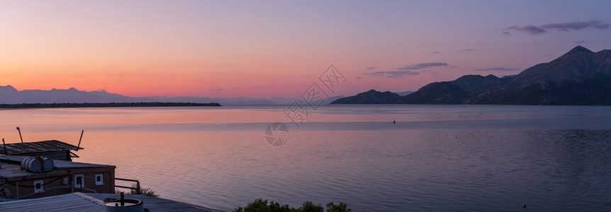 黑山Skadar湖夏季日出全景图片