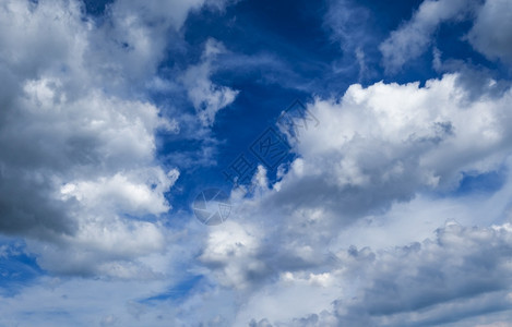 蓝天空中的白毛云夏季天气背景良好图片