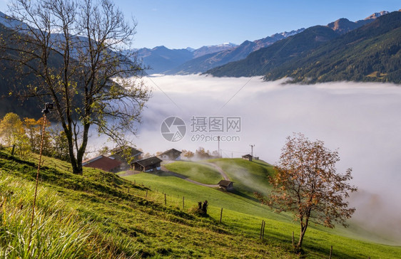 从多夫加斯坦到帕萨肯湖的徒步路上奥地利萨尔茨堡图象式徒步和季节概念场景图片